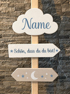 Personalisierter Willkommens-Wegweiser aus Holz mit Namen – Dekoration zur Geburt, Taufe & Willkommensfeier