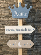 Personalisierter Willkommens-Wegweiser aus Holz mit Namen – Dekoration zur Geburt, Taufe & Willkommensfeier