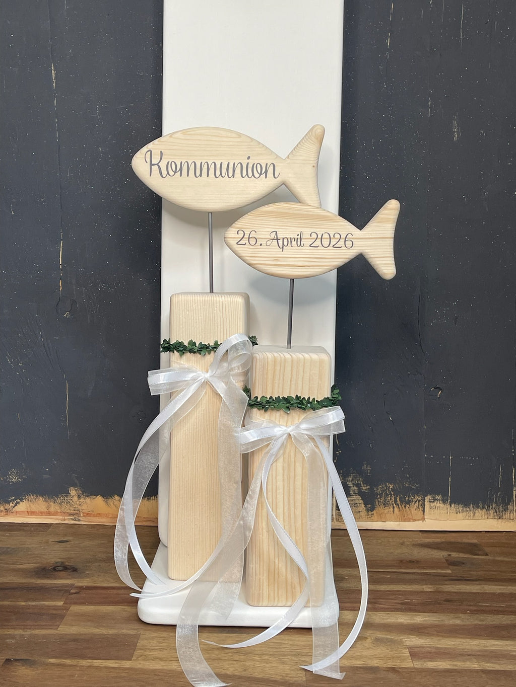 Stele mit Fisch zur Taufe & Kommunion - Mit Kränzchen & Schleife in 2 Größen