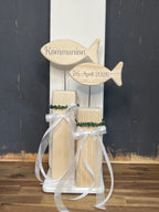 Stele mit Fisch zur Taufe & Kommunion - Mit Kränzchen & Schleife in 2 Größen