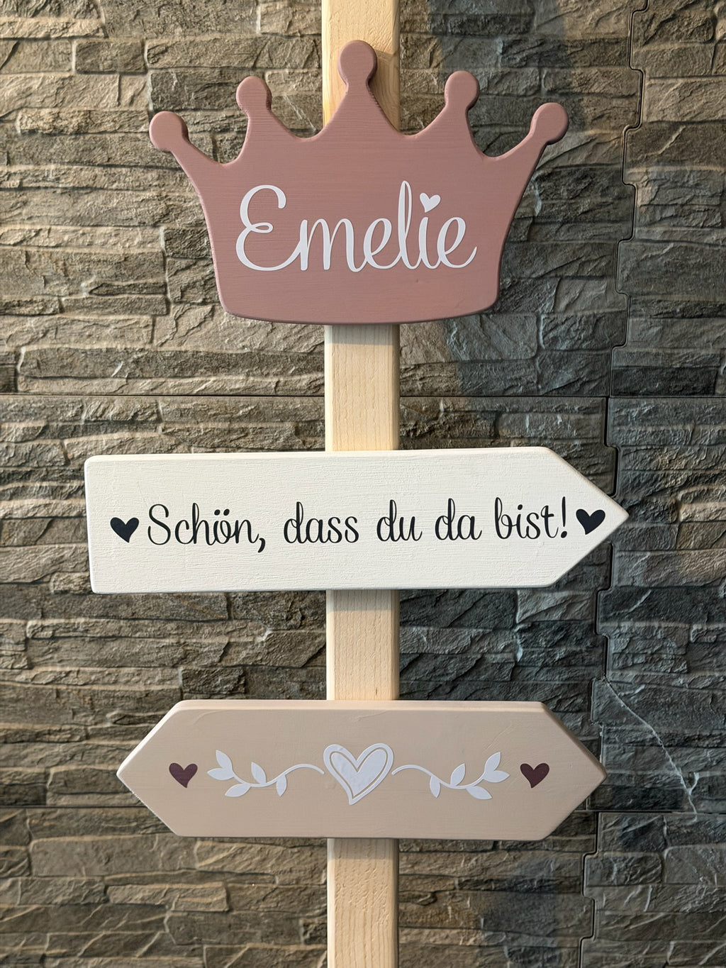 Personalisierter Willkommens-Wegweiser aus Holz mit Namen – Dekoration zur Geburt, Taufe & Willkommensfeier