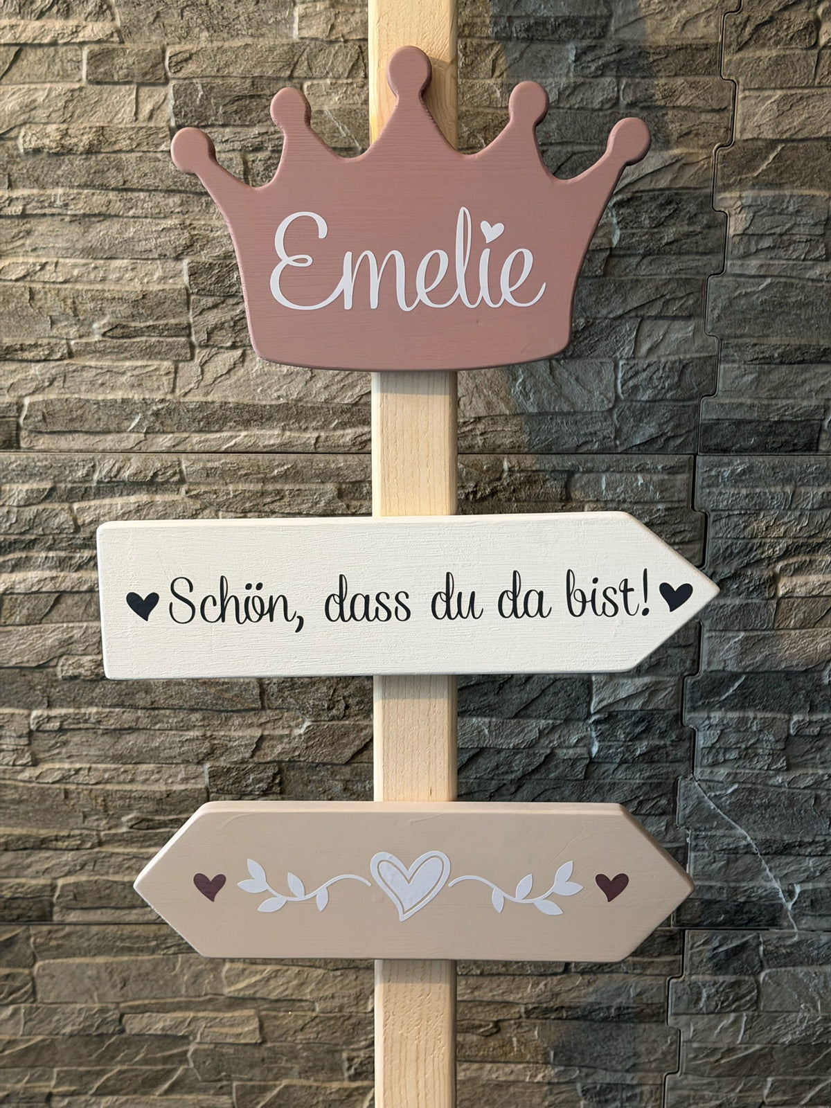 Personalisierter Willkommens-Wegweiser aus Holz mit Namen – Dekoration zur Geburt, Taufe & Willkommensfeier