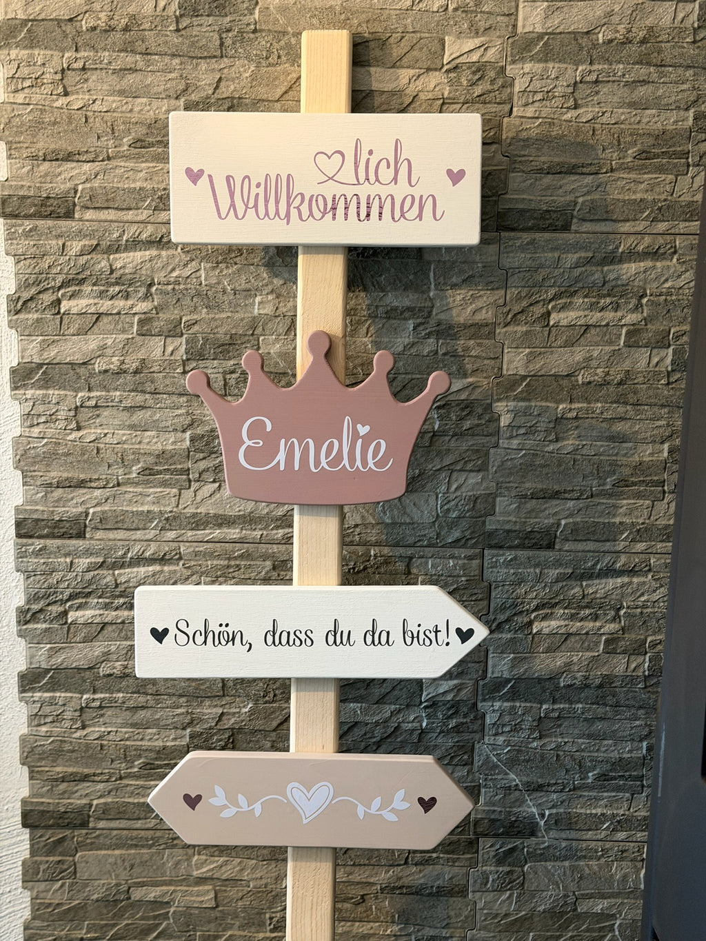 Personalisierter Willkommens-Wegweiser aus Holz mit Namen – Dekoration zur Geburt, Taufe & Willkommensfeier