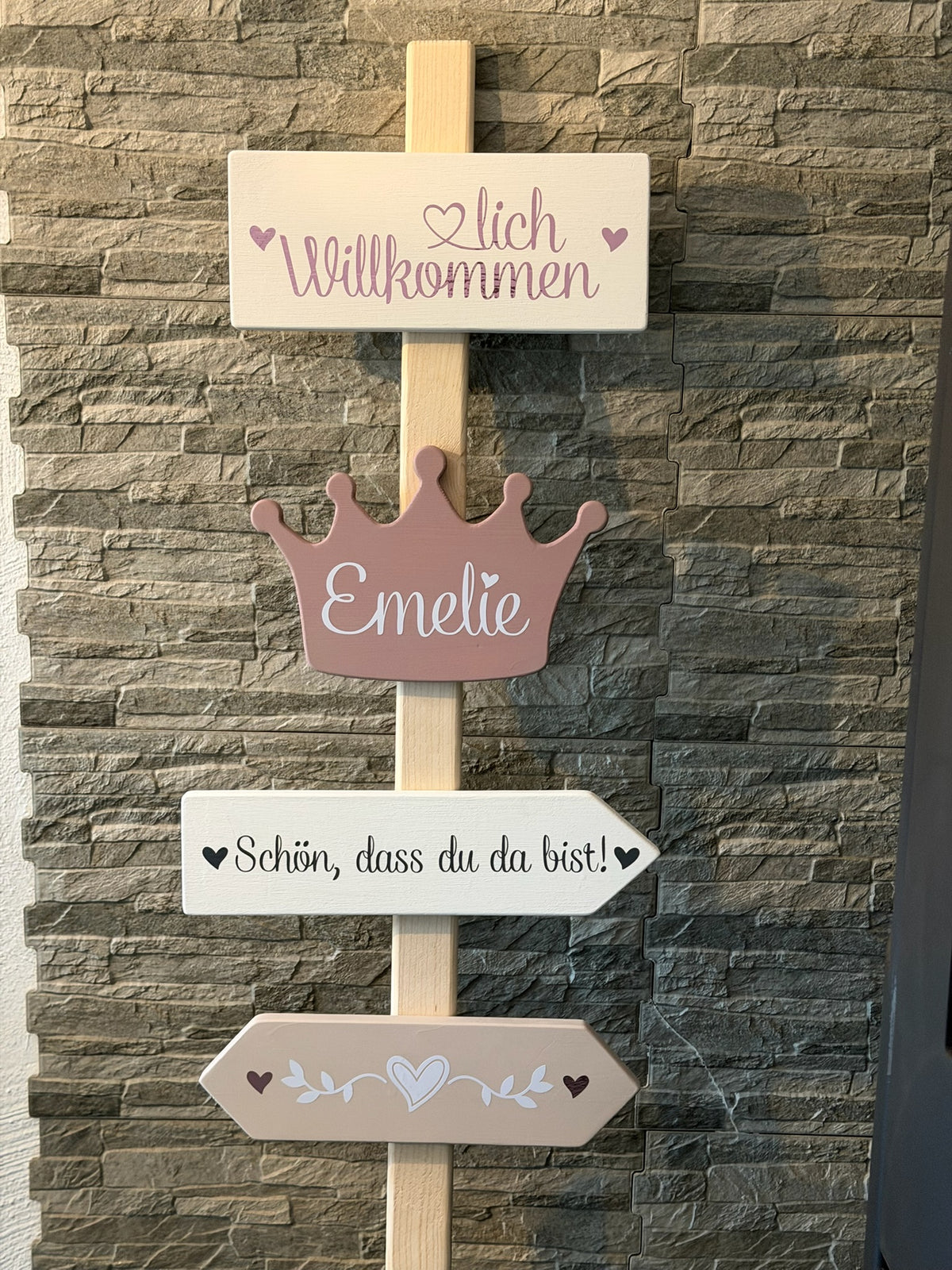 Personalisierter Willkommens-Wegweiser aus Holz mit Namen – Dekoration zur Geburt, Taufe & Willkommensfeier