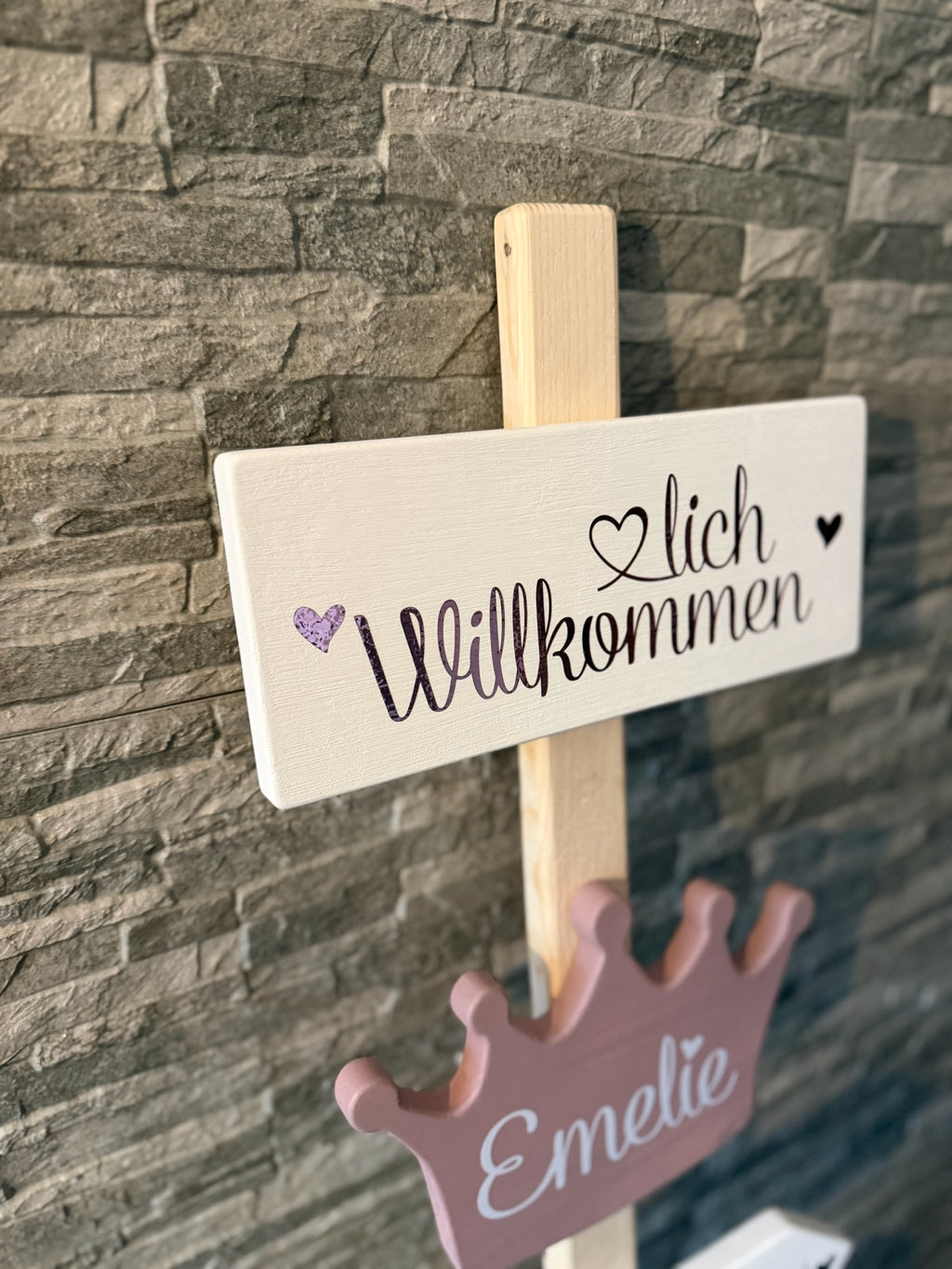 Personalisierter Willkommens-Wegweiser aus Holz mit Namen – Dekoration zur Geburt, Taufe & Willkommensfeier
