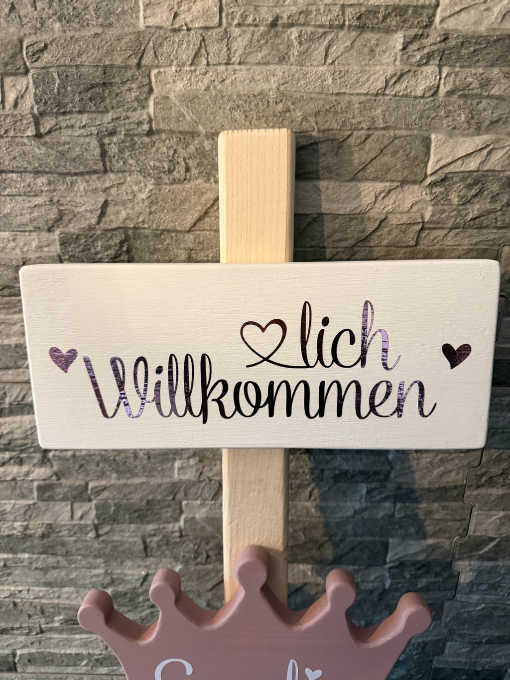 Personalisierter Willkommens-Wegweiser aus Holz mit Namen – Dekoration zur Geburt, Taufe & Willkommensfeier