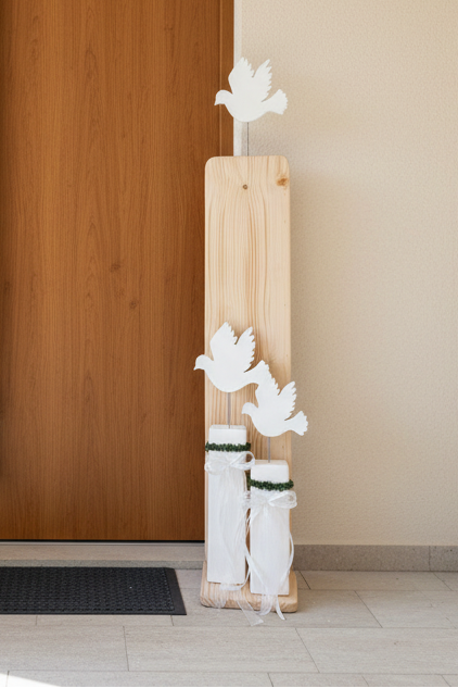 Deko-Stele mit Fischen seitlich am Eingang - korrigiert