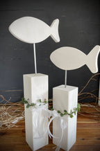 Stele mit Fisch zur Taufe & Kommunion - Mit Kränzchen & Schleife in 2 Größen