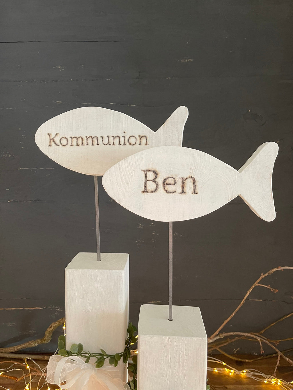 Stele mit Fisch zur Taufe & Kommunion - Mit Kränzchen & Schleife in 2 Größen