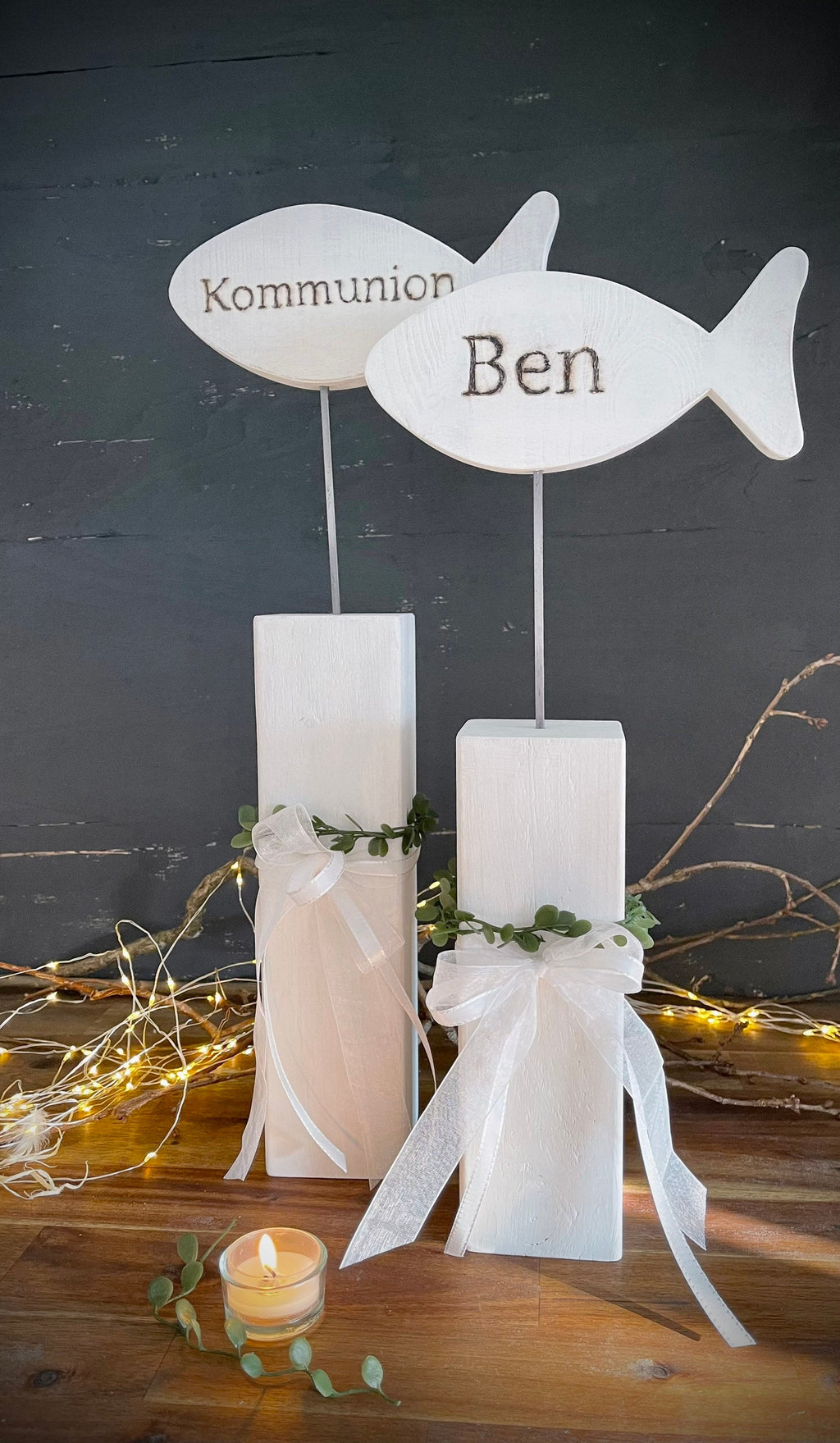 Stele mit Fisch zur Taufe & Kommunion - Mit Kränzchen & Schleife in 2 Größen