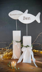Stele mit Fisch zur Taufe & Kommunion - Mit Kränzchen & Schleife in 2 Größen