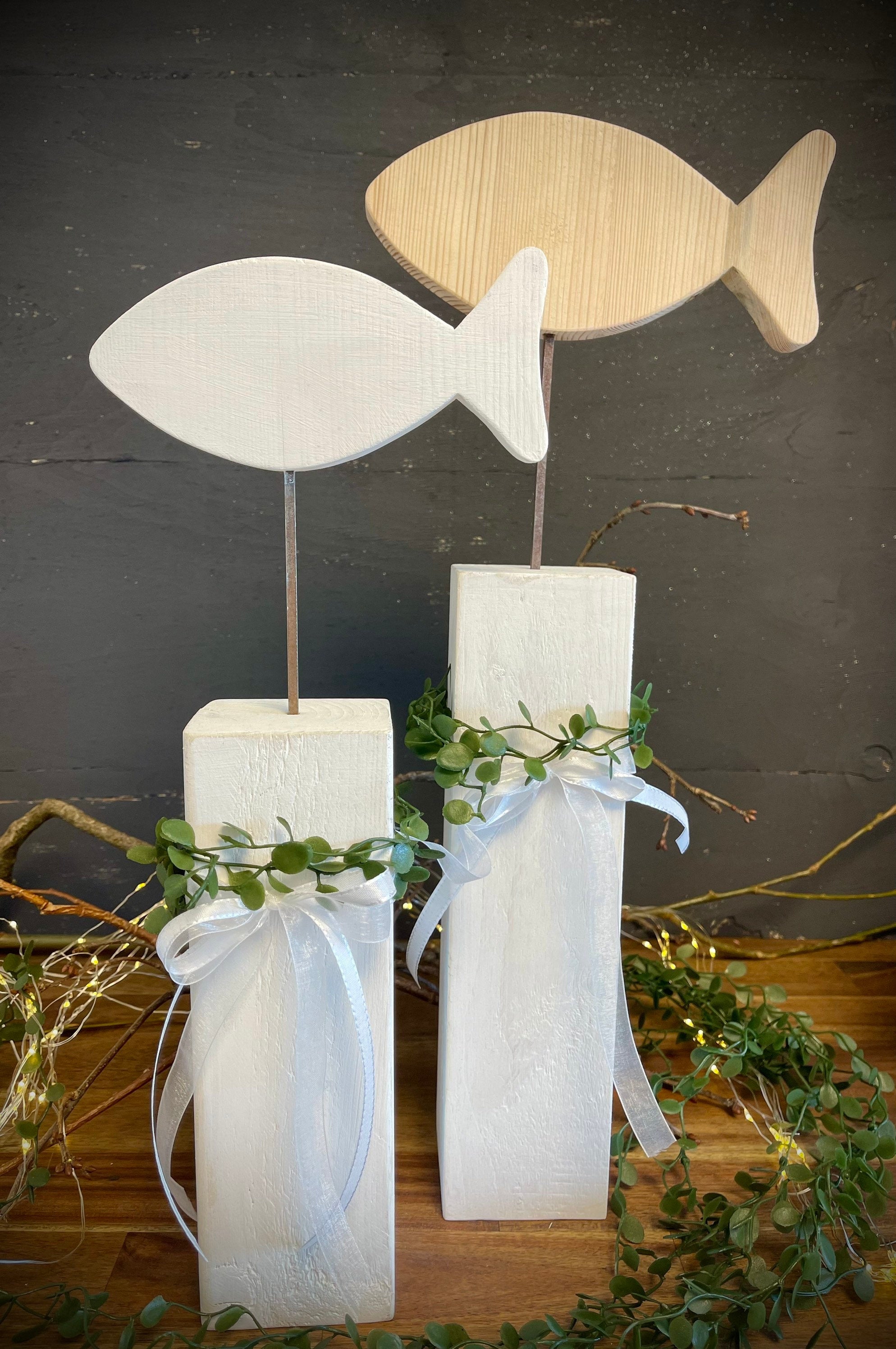 Stele mit Fisch zur Taufe & Kommunion - Mit Kränzchen & Schleife in 2 Größen