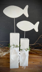 Stele mit Fisch zur Taufe & Kommunion - Mit Kränzchen & Schleife in 2 Größen