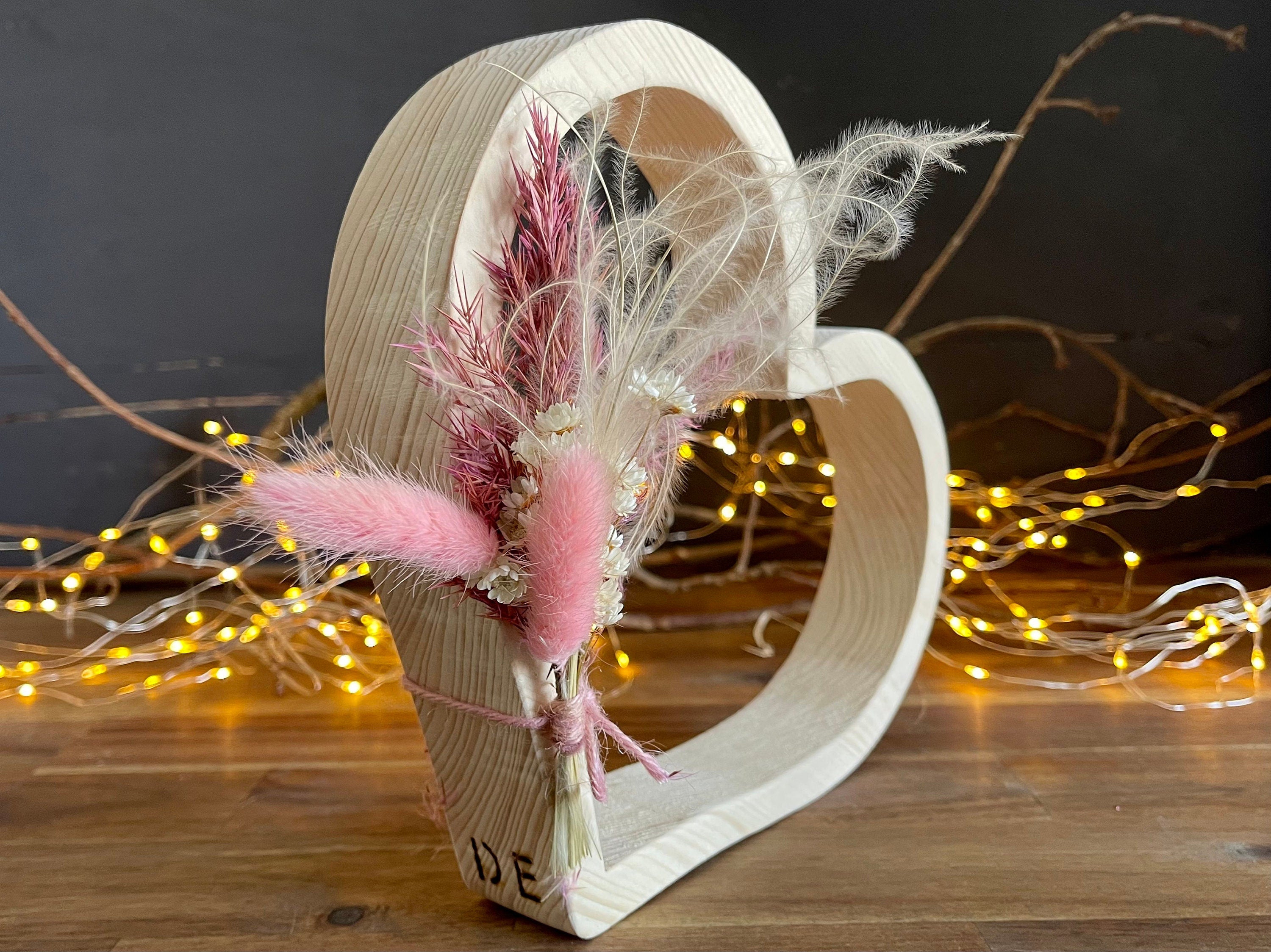 Herz aus Holz mit Trockenblumen - Geschenk zur Hochzeit & Geburtstag