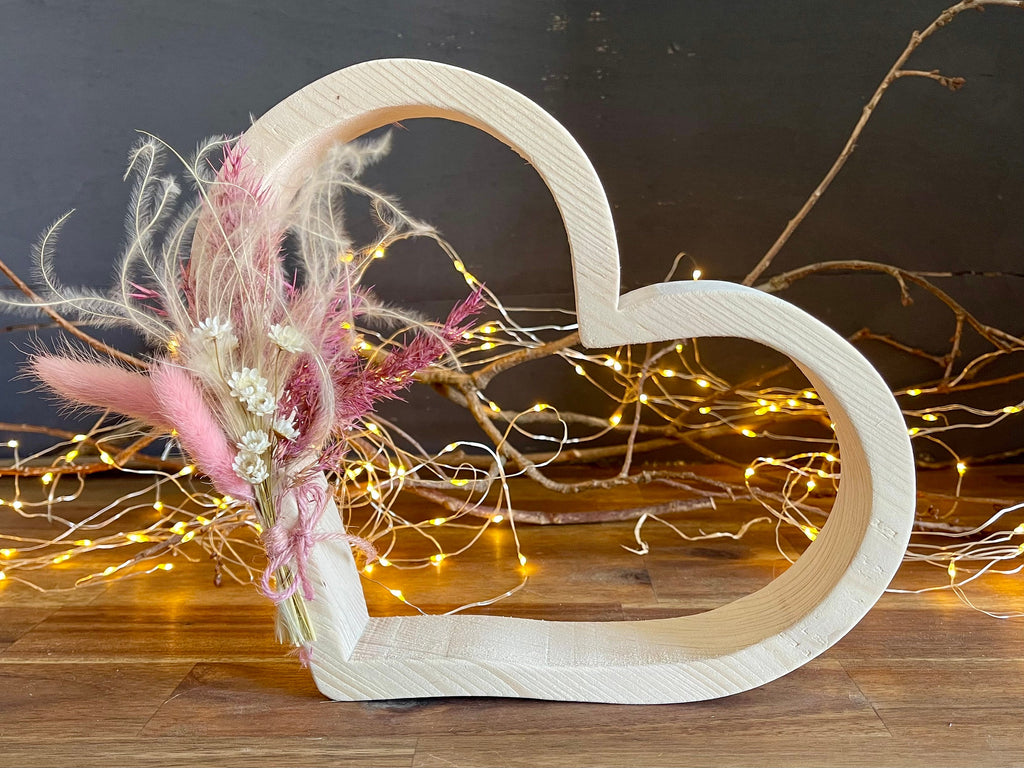 Herz aus Holz mit Trockenblumen - Geschenk zur Hochzeit & Geburtstag