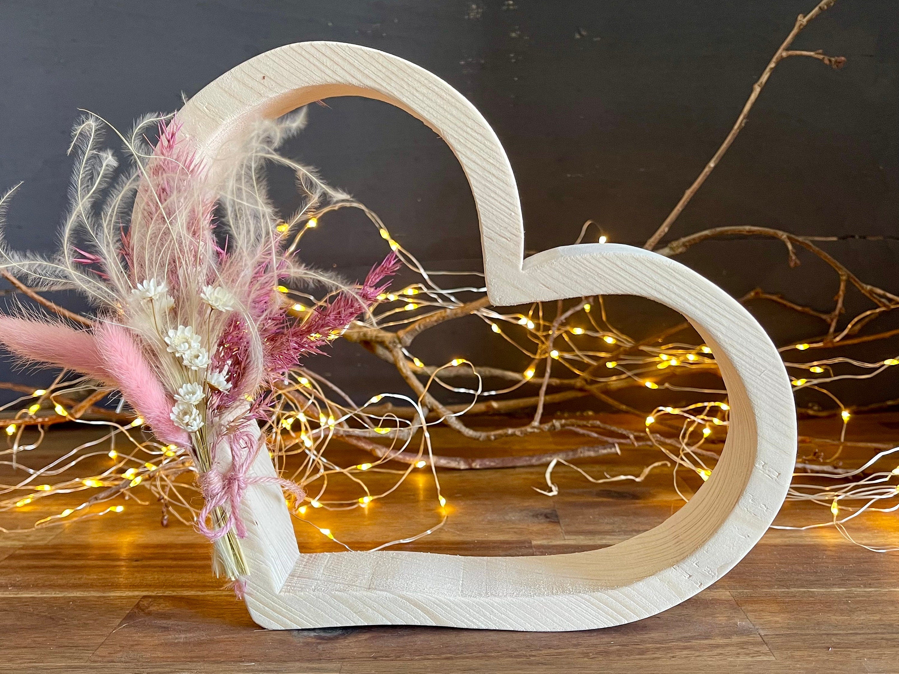 Herz aus Holz mit Trockenblumen - Geschenk zur Hochzeit & Geburtstag