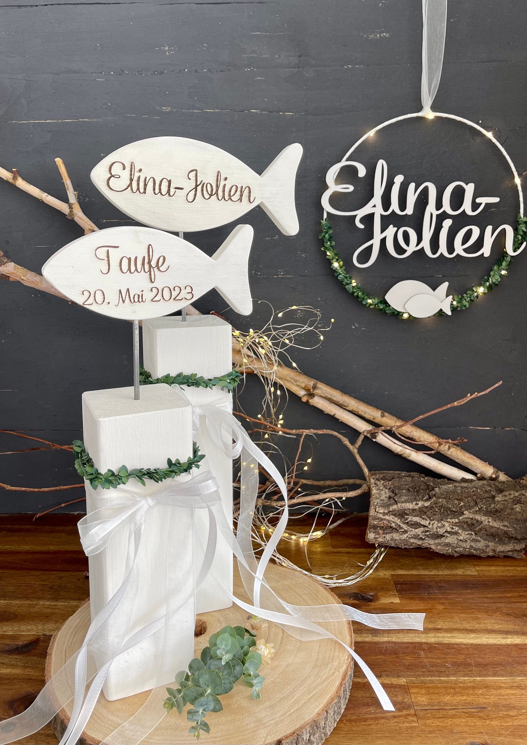 Deko-Set zur Taufe & Kommunion - 2 Stelen mit Fischen, Türkranz & Lichterkette