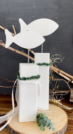 Deko-Set zur Taufe & Kommunion - 2 Stelen mit Fischen, Türkranz & Lichterkette