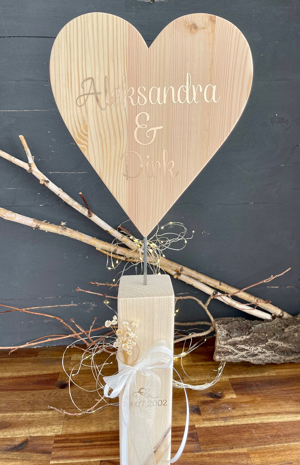 Herz Stele aus Holz - Geschenk zur Verlobung, Hochzeit & Muttertag