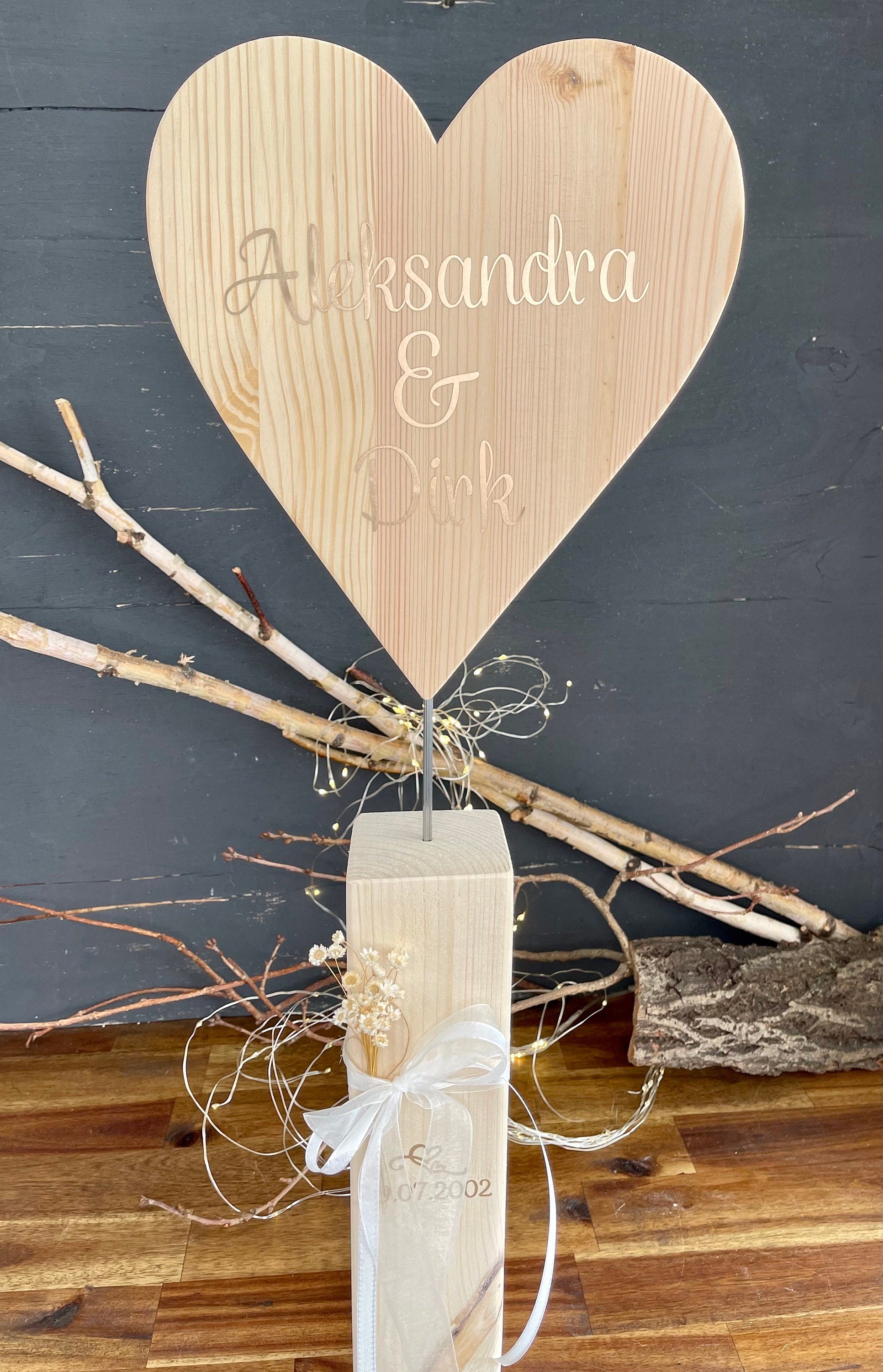 Herz Stele aus Holz - Geschenk zur Verlobung, Hochzeit & Muttertag