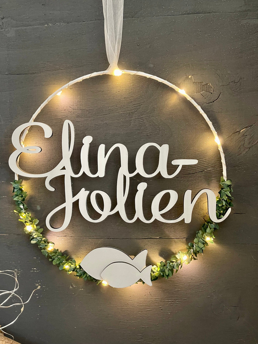 Deko-Set zur Taufe & Kommunion - 2 Stelen mit Fischen, Türkranz & Lichterkette