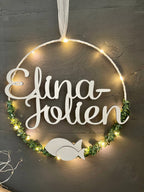 Deko-Set zur Taufe & Kommunion - 2 Stelen mit Fischen, Türkranz & Lichterkette