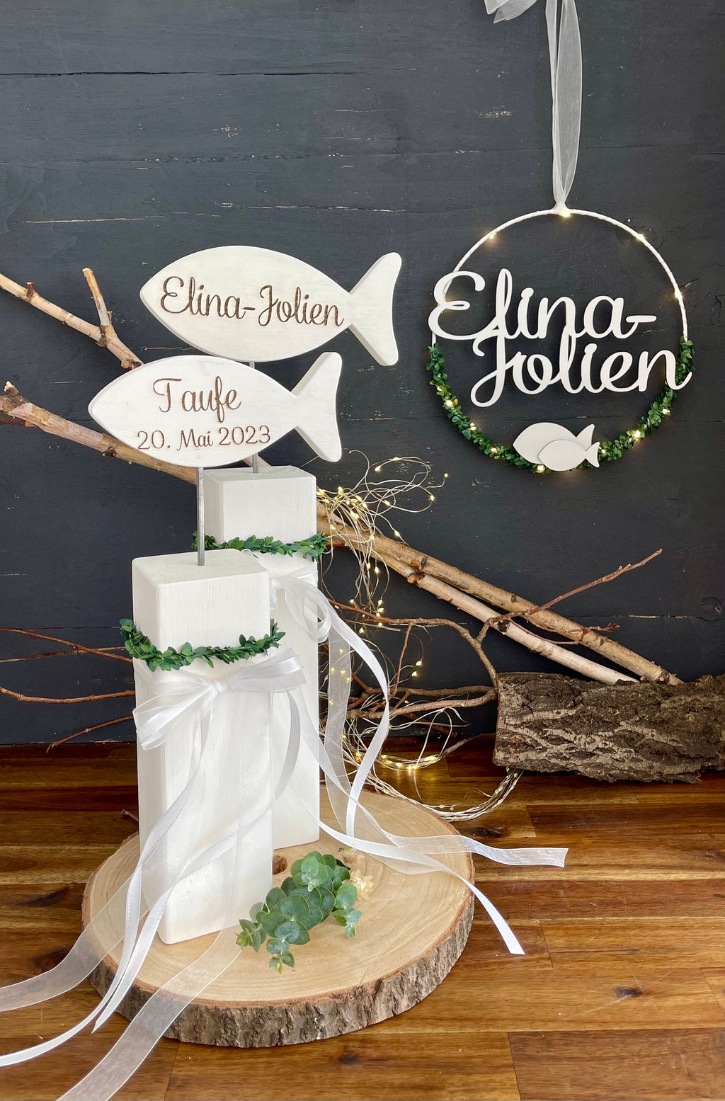 Deko-Set zur Taufe & Kommunion - 2 Stelen mit Fischen, Türkranz & Lichterkette