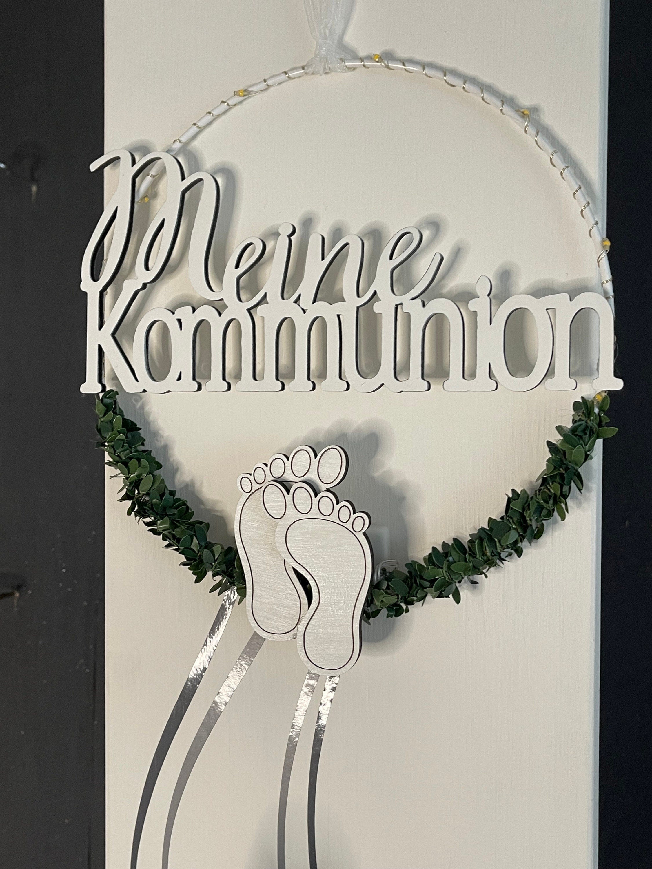 Deko Stele Set zur Taufe, Kommunion & Konfirmation - Komplett mit Kranz & Lichterkette