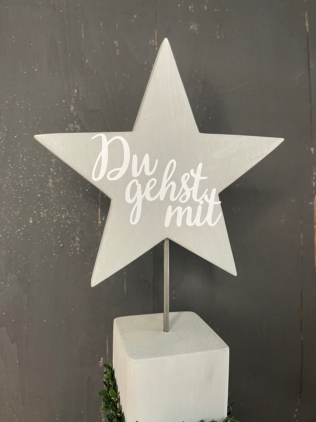 Deko Stele Set zur Taufe, Kommunion & Konfirmation - Komplett mit Kranz & Lichterkette