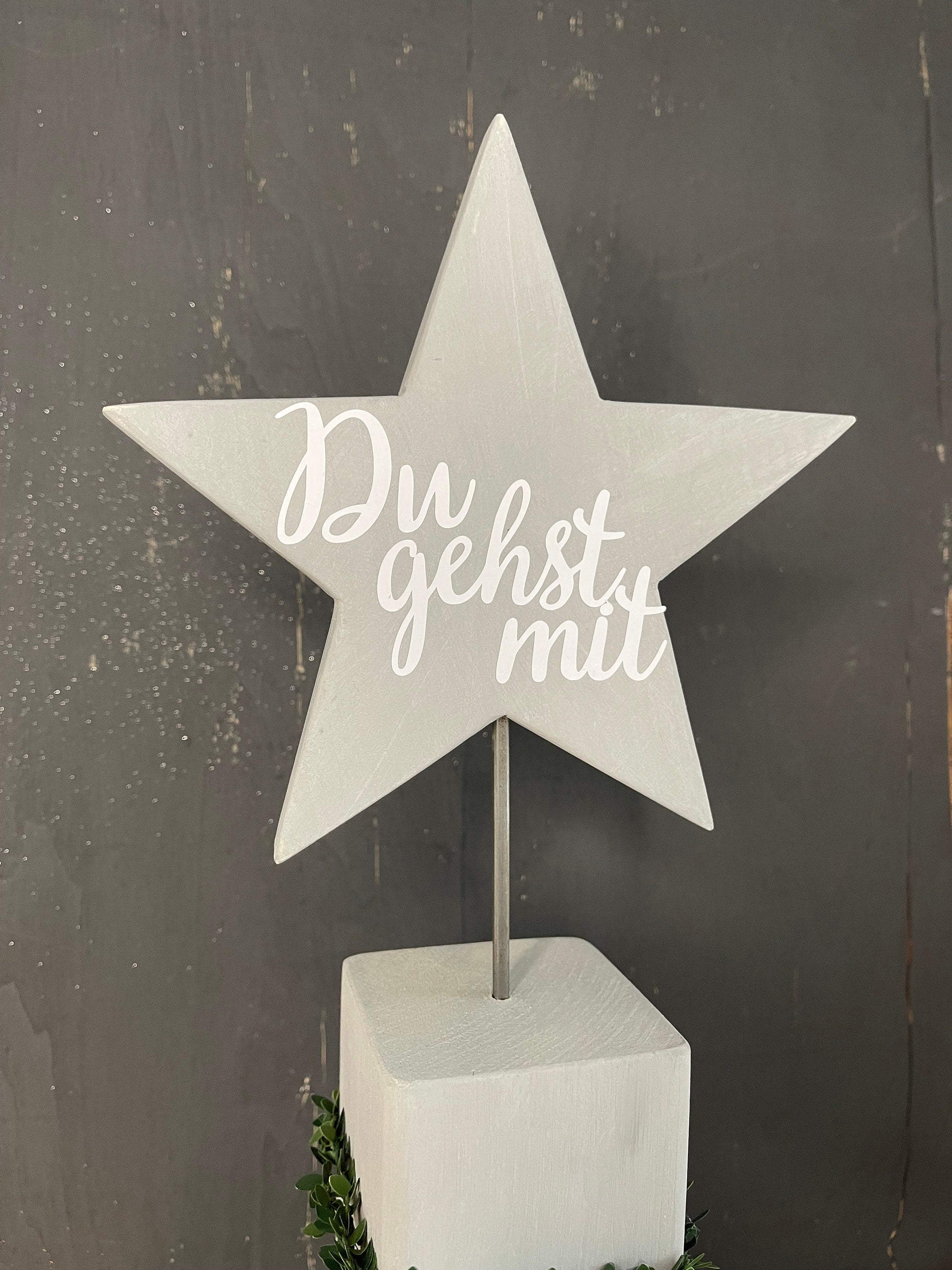 Deko Stele Set zur Taufe, Kommunion & Konfirmation - Komplett mit Kranz & Lichterkette