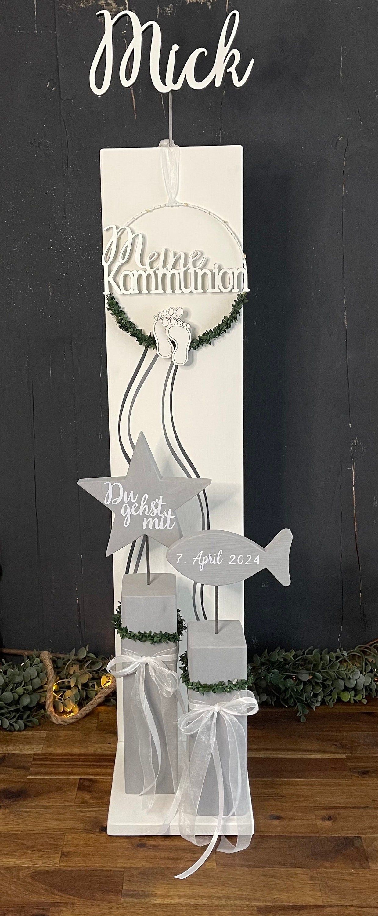 Deko Stele Set zur Taufe, Kommunion & Konfirmation - Komplett mit Kranz & Lichterkette