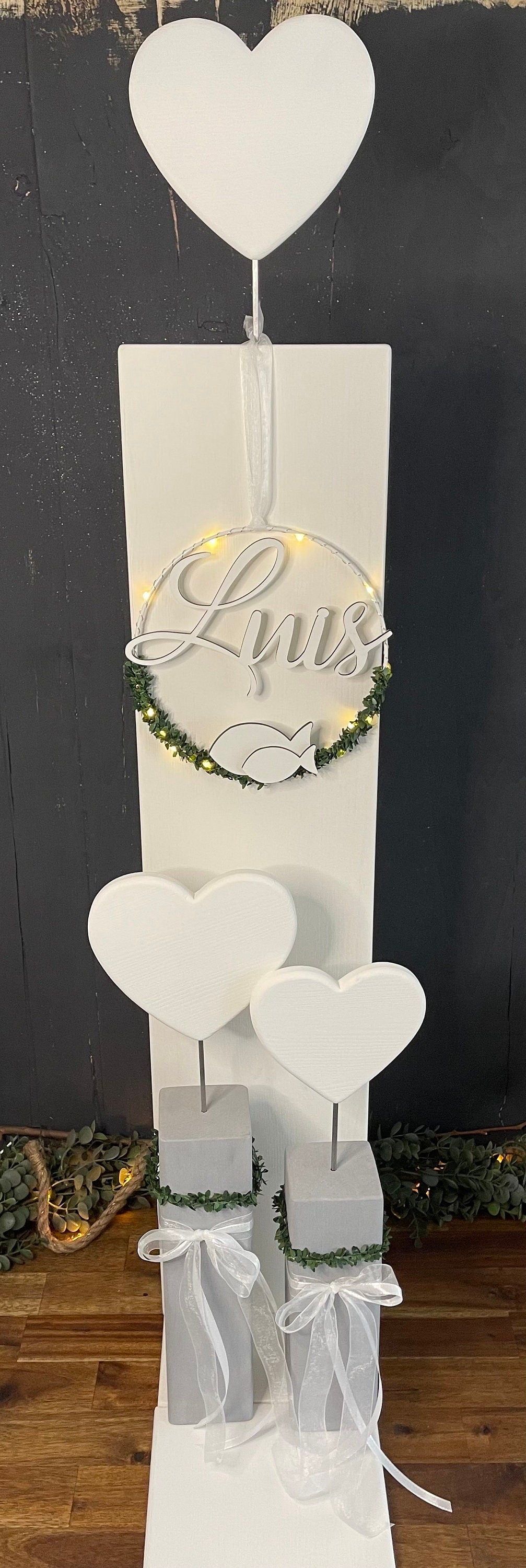 Herz Deko Stele Set zur Taufe & Kommunion - Komplett mit Kranz & Lichterkette