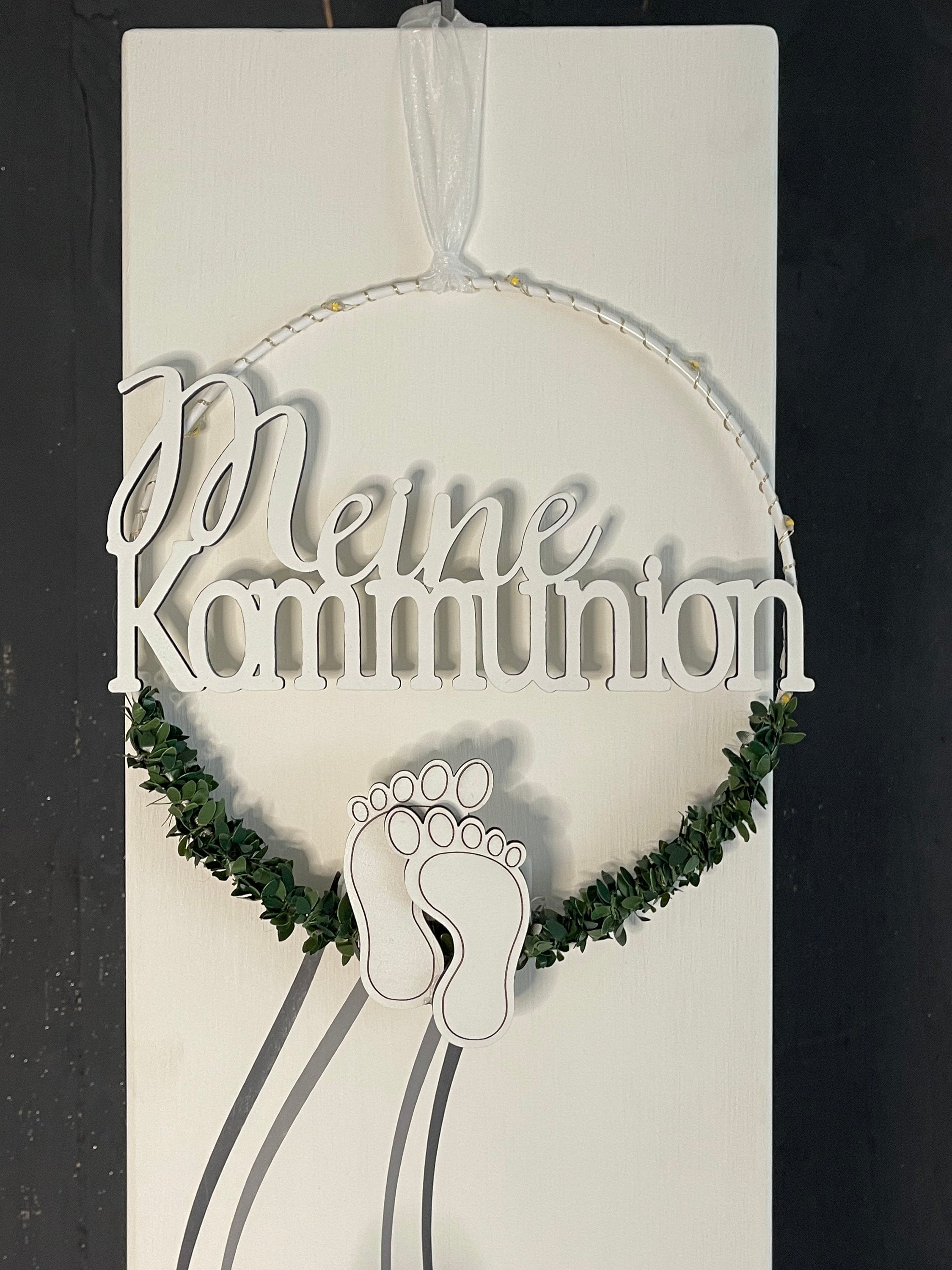 Deko Stele Set zur Taufe, Kommunion & Konfirmation - Komplett mit Kranz & Lichterkette