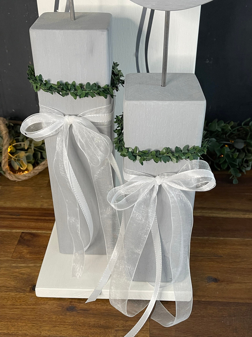 Deko Stele Set zur Taufe, Kommunion & Konfirmation - Komplett mit Kranz & Lichterkette