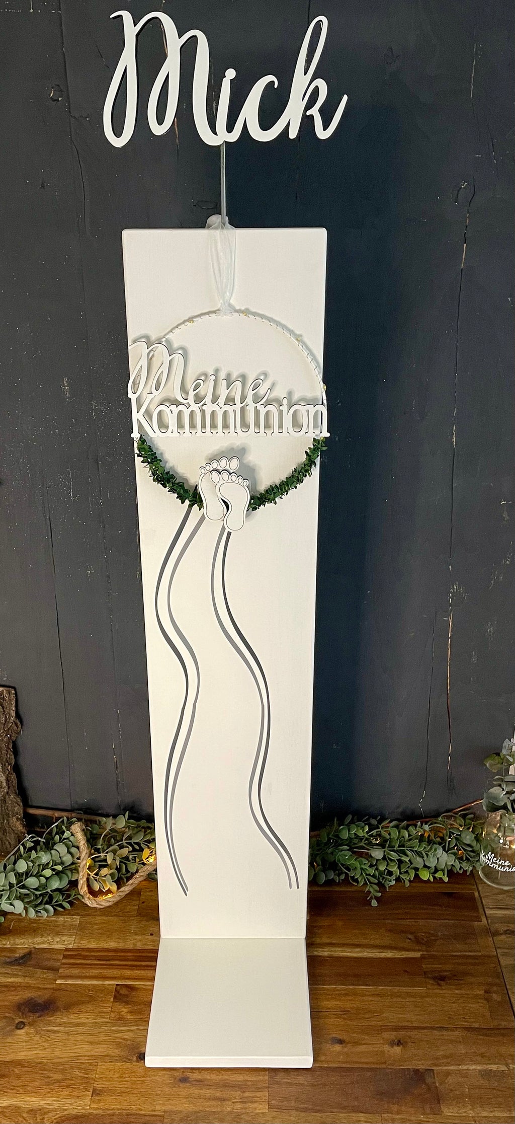 Deko Stele Set zur Taufe, Kommunion & Konfirmation - Komplett mit Kranz & Lichterkette