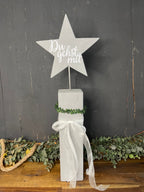 Deko Stele Set zur Taufe, Kommunion & Konfirmation - Komplett mit Kranz & Lichterkette