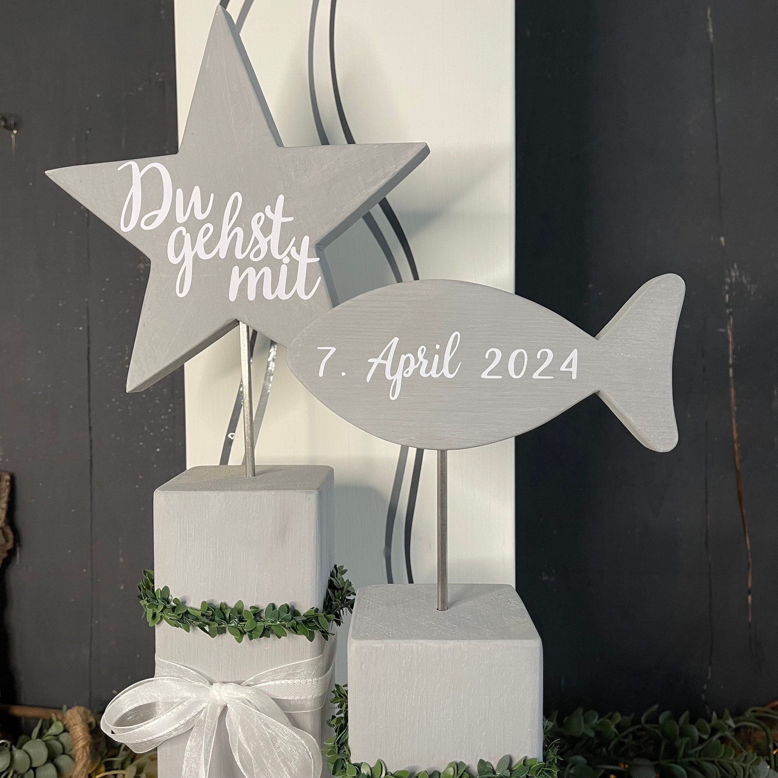 Deko Stele Set zur Taufe, Kommunion & Konfirmation - Komplett mit Kranz & Lichterkette