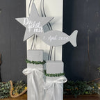 Deko Stele Set zur Taufe, Kommunion & Konfirmation - Komplett mit Kranz & Lichterkette