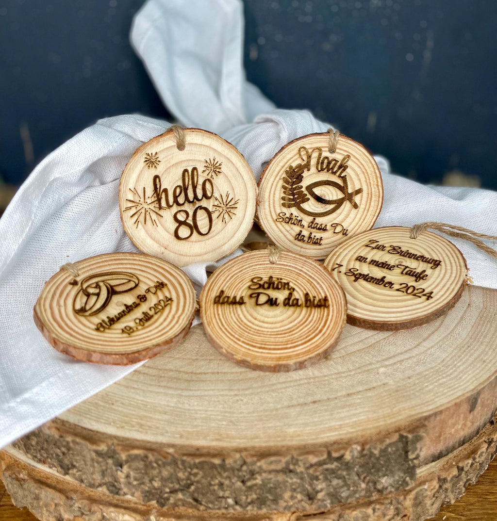 Gastgeschenke Tischkarte aus Holz - Personalisiert für Taufe, Kommunion & Hochzeit