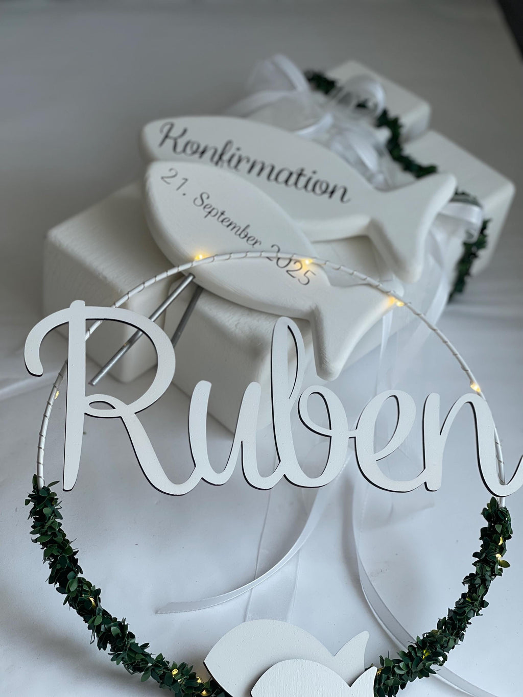 Deko Stelen Set mit Fischen - Taufe, Kommunion & Konfirmation | Personalisierbar mit Namen