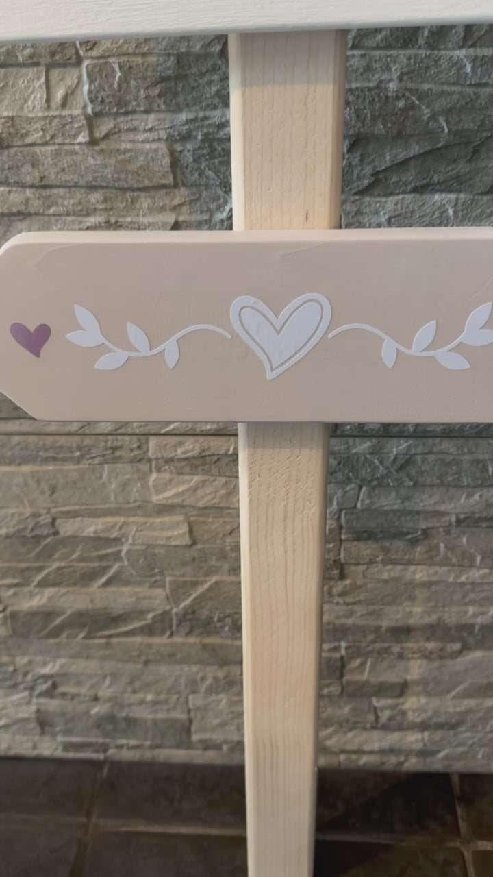 Personalisierter Willkommens-Wegweiser aus Holz mit Namen – Dekoration zur Geburt, Taufe & Willkommensfeier